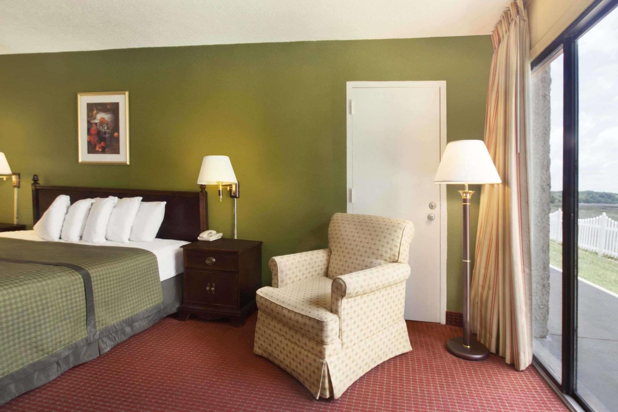 Howard Johnson By Wyndham Beaufort/Parris Island Exteriör bild