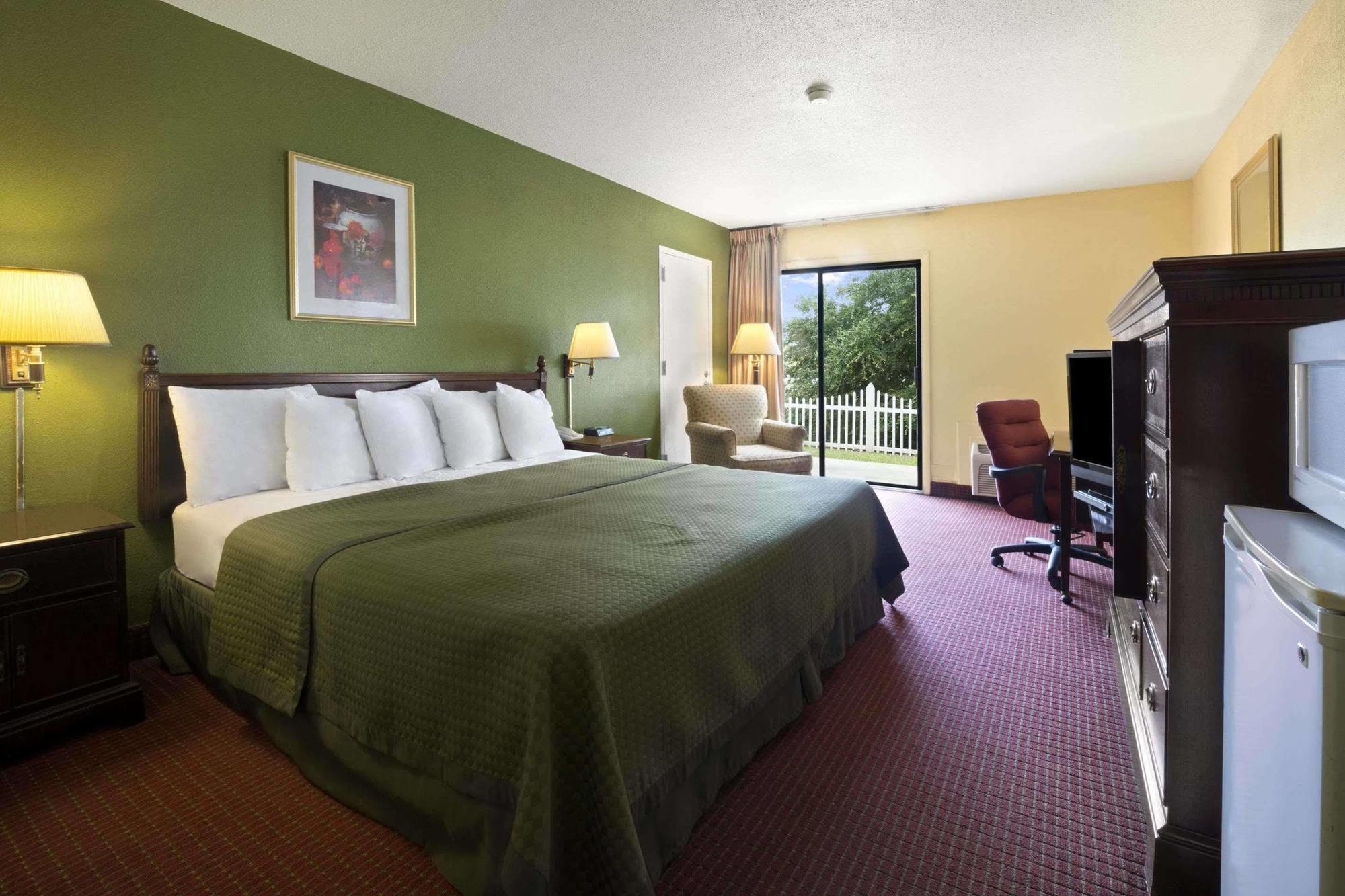 Howard Johnson By Wyndham Beaufort/Parris Island Exteriör bild