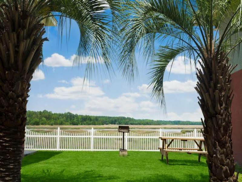 Howard Johnson By Wyndham Beaufort/Parris Island Exteriör bild